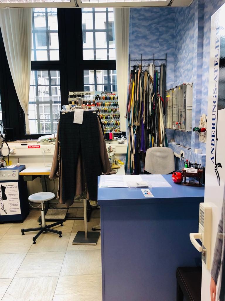 Atelier von Aydin Acat mit Garnauswahl, Zubehör und Arbeitsplatz