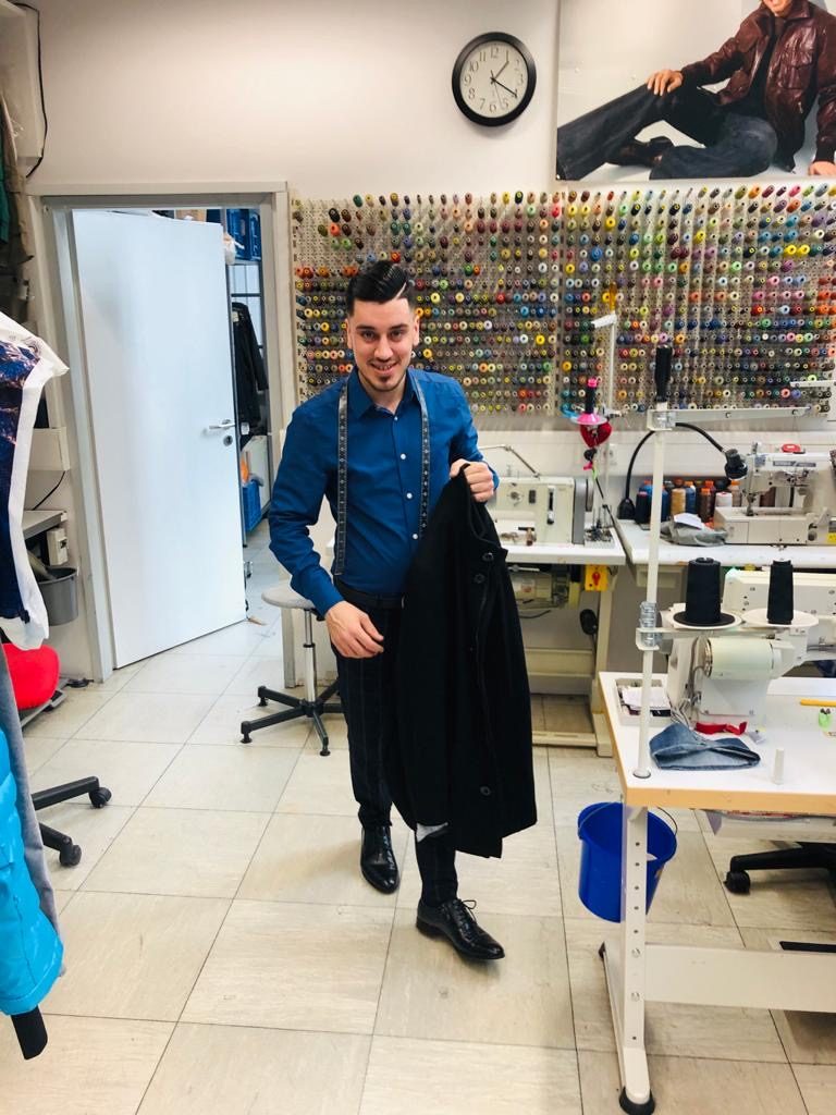 Schneider bei der Arbeit im Änderungs-Atelier von Aydin Acat in Karlsruhe