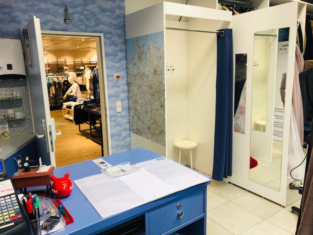 Theke und Anprobebereich im Änderungs-Atelier in der Galeria Karlsruhe