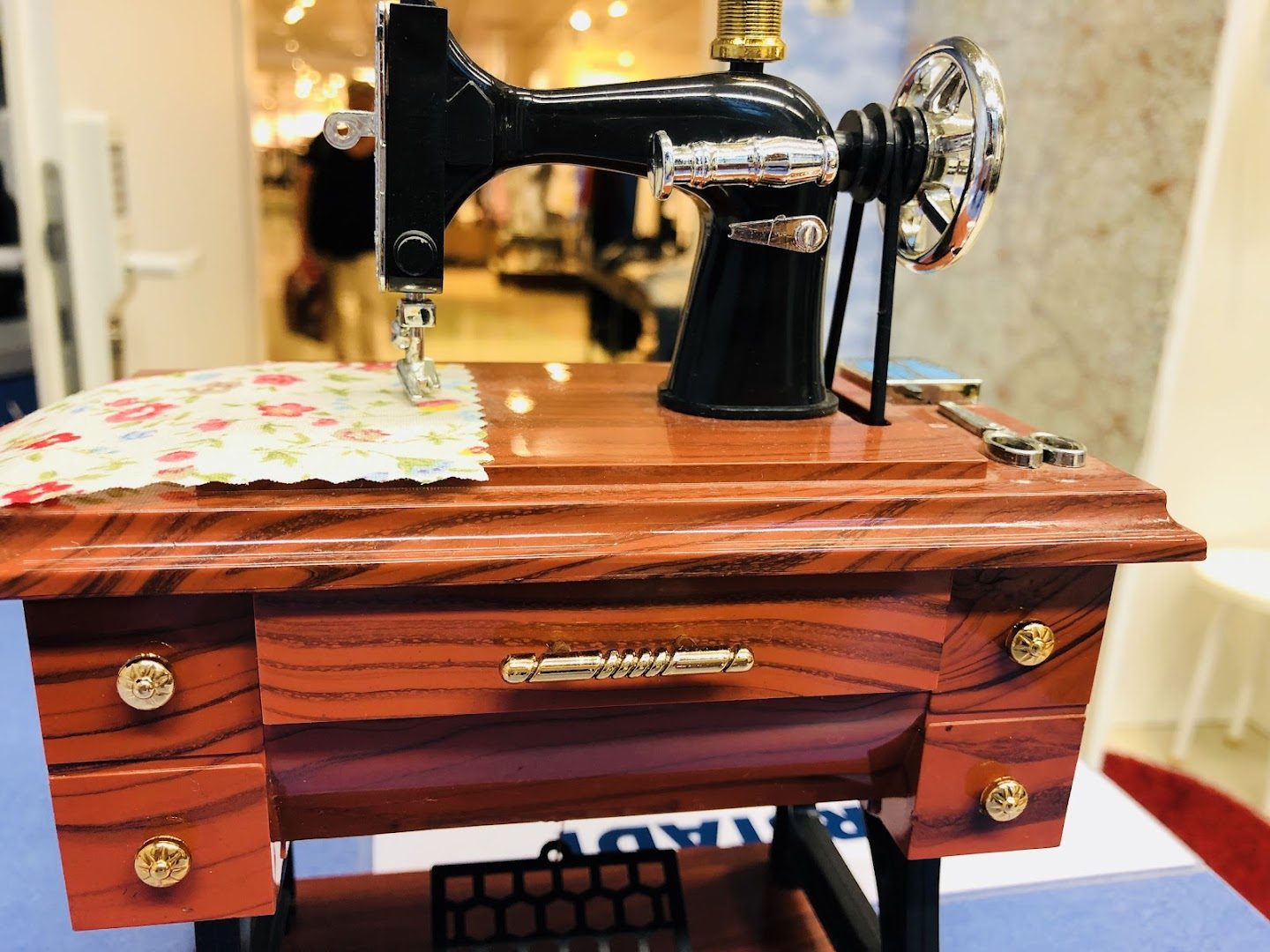 Liebevolles Detail aus der Änderungsschneiderei – dekorative Nähmaschine